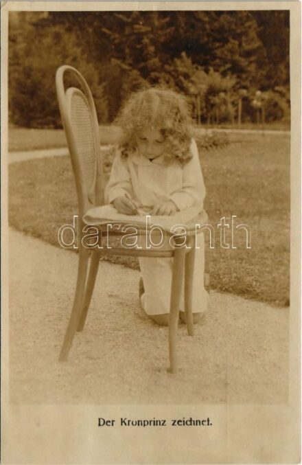 Ottó a trónörökös rajzolás közben / Der Kronprinz zeichnet / Otto the Crown Prince drawing. Phot. H. Schuhmann, Wien 1918