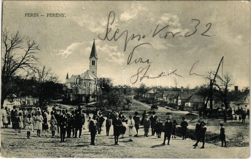 Perény, Perín (Perény-Hím, Perín-Chym); Fő tér falubeliekkel, háttérben templom. Foto Bierbrunner & Vizi / main square with villagers, church (EK)