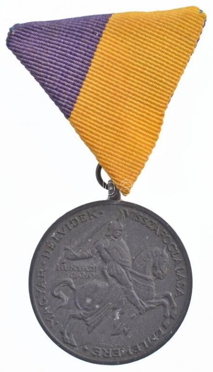 1941. 'Délvidéki Emlékérem' Zn emlékérem eredeti mellszalaggal. Szign.: BERÁN L. T:2 patina Hungary 1941. 'Commemorative Medal for the Return of Southern Hungary' Zn medal with original ribbon. Sign: BERÁN L. C:XF patina NMK 429.