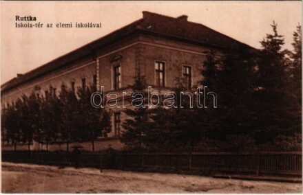 Ruttka, Vrútky; Iskola tér, elemi iskola. Vasúti levelezőlapárusítás 1432. / school
