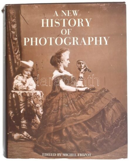 A new history of photography. Edited by Michel Frizot. Köln, 1998., Könemann. Gazdag képanyaggal illusztrált. Angol nyelven. Kiadói egészvászon-kötés, kiadói kissé szakadt papír védőborítóban.