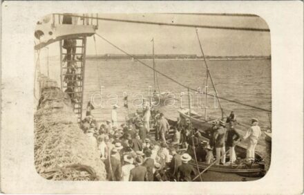 Osztrák-magyar hadihajó, matrózok civilekkel csónakokban látogatnak egy hadihajóra / K.u.K. Kriegsmarine / Austro-Hungarian Navy, civilians with mariners visiting a battleship. photo