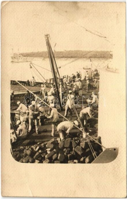 Osztrák-Magyar Haditengerészet matrózai szenet rakodnak a fedélzetre / K.u.K. Kriegsmarine, Kohleverladung / Austro-Hungarian Navy, mariners loading coal into the warship. photo (EK)