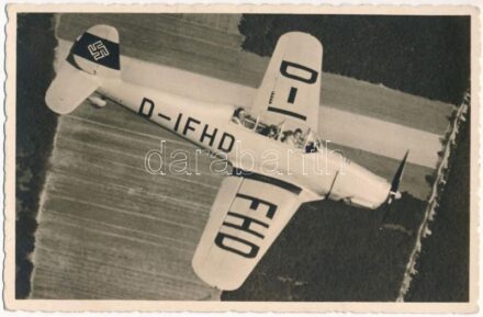 1940 Unsere Wehrmacht, Arado Ar 96 N (Übungsflug mit einer Ar 96) / Német Ar 96 egymotoros, alsószárnyas könnyű kiképző repülőgép / Arado Ar 96 German single-engine, low-wing trainer monoplane