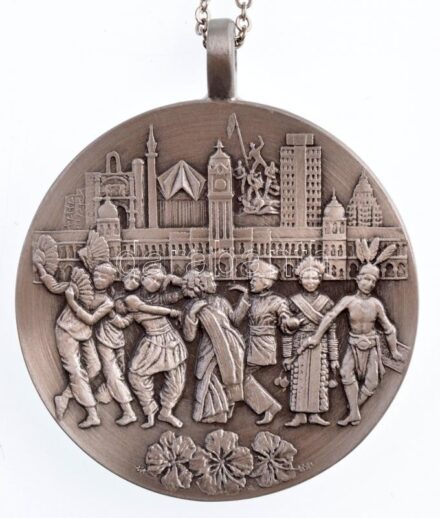 Malajzia DN 'Üdvözlet Malajziából' kétoldalas fém érem láncon, eredeti 'Royal Selangor' tokban (38mm) T:1,1- Malaysia DN 'Greetings from Malaysia' two-sided metal medallion on chain, in original 'Royal Selangor' case (38mm) C:UNC,AU