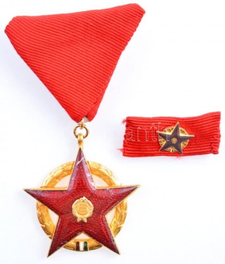 1980. 'Vörös Csillag Érdemrend' aranyozott peremű zománcozott bronz kitüntetés mellszalagon, szalagsávval és miniatűrrel eredeti dísztokban T:2 zománchiba / Hungary 1980. 'Order of The Red Star' gilt, enamelled Br decoration on ribbon,