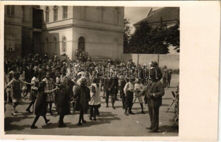 Apatin, Dvor gradj. skole / Bürgerschulhof / Polgári iskola udvara. M. Gass kiadása / school courtyard (EK)