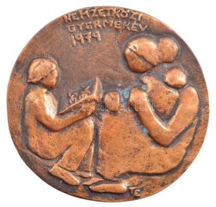 Takács Erzsébet (1928-1999.) 1979. 'Nemzetközi Gyermekév 1979' öntött Br emlékérem tokban (~99mm) T:2