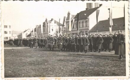 1941 Muraszombat, Murska Sobota; bevonulás, katonák zászlókkal. Reesch-Kolossa fényképészeti műterme / entry of the Hungarian troops. photo (fl)