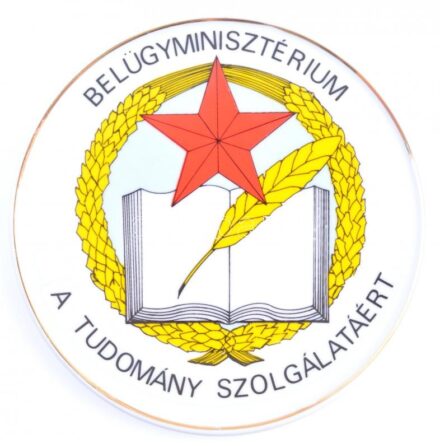 DN 'Belügyminisztérium - A tudomány szolgálatáért' egyoldalas, jelzett Hollóházi porcelán plakett, eredeti dísztokban (138mm) T:1-