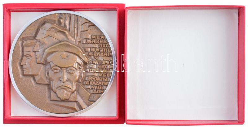 Szovjetunió DN 'Életem katonák élete (...)' egyoldalas, öntött bronz emlékérem, cirill betűs felirattal, fém keretben, akasztóval, eredeti tokban (109mm) T:1- Soviet Union ND 'My life is a Soldier's life (...)' one-sided, cast bronze - Image 2