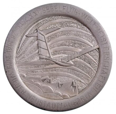 Ausztria 1989. 'XXI. Siklórepülő Világbajnokság, Ausztria, Bécsújhely, 1989. május 13-28.' fém sport emlékérem (78mm) T:2 Austria 1989. 'World Paragliding Championships, Austria, Wiener Neustadt' metal sport commemorative medlalion