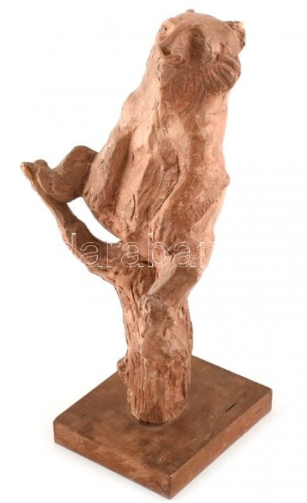 Somogyi József (1916-1993) : Medve a fán. Terrakotta, fa talapzaton, Jelzett, Sérült. 30 cm