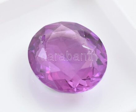 Szintetikus korund, lila, 8,68 ct