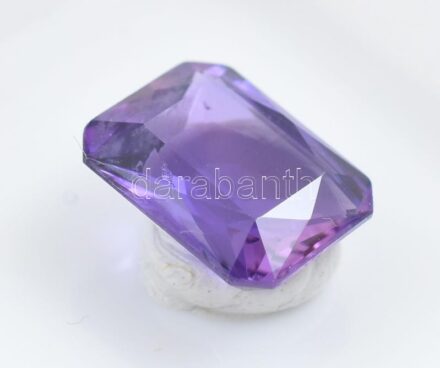 Szintetikus korund, lila, 3,88 ct