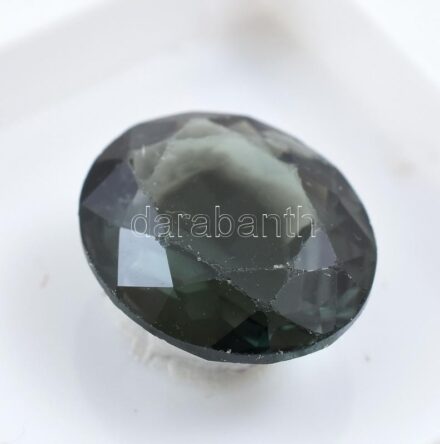 Szintetikus spinell, halványzöld, kopott élek, 8,24 ct