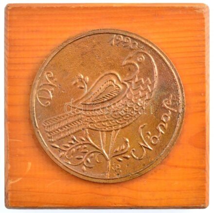 1990. 'D.V. - Nőnap 1990' egyoldalas, öntött bronz emlékérem, fa talpon (74mm) T:1-