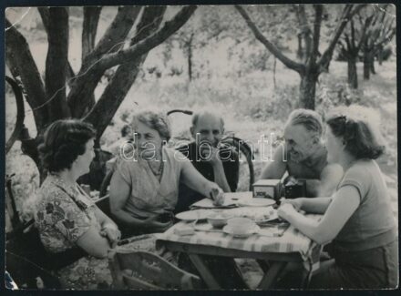 1957 Czóbel Béla (1883-1976) festőművész és felesége, Modok Mária (1896-1971), valamint rokonaik, Modok István és Apáti Abkarovics Róza, Apáti Abkarovics Béla (1888-1957) festőművész húga, és Kratocwil Mimi