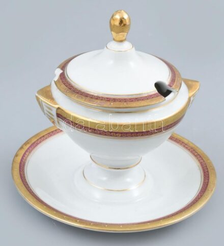 Kossuch János porcelán szószos tálka fedővel. Kézzel festett, jelzett, kis kopással, a fedőn kisebb sérüléssel, d: 13 cm, m: 12,5 cm