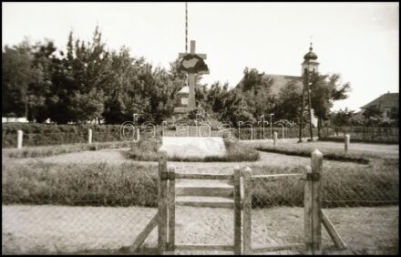 cca 1930 'Igazságot Magyarországnak' irredenta feliratú emlékkert, fotónegatív, 4,5×7 cm