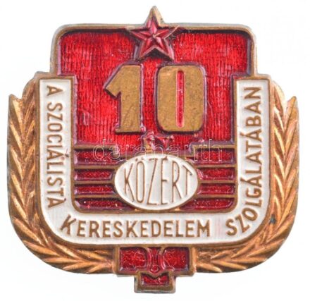 ~1970-1980. 'Közért - A Szocialista Kereskedelem Szolgálatában' törzsgárda jelvény 10 év után (30x30mm) T:1-