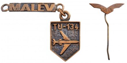 2db-os 'MALÉV' jelvény és kulcstartó(?) tétel, utóbbi Tu-134 sematikus ábrájával T:2