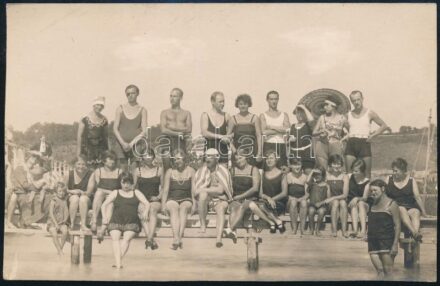 cca 1920-1930 Fürdőzők csoportképe, fotólap, 9×13,5 cm