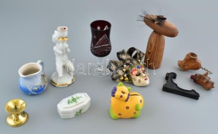 Vegyes bolha tétel (velencei souvenir maszk, ólomkristály bordó talpaspohár, macska / cica formájú fa diótörő, retró, angyalkás porcelán gyertyatartó, jelzett, réz gyertyatartó, Hollóházi bonbonier, macska formájú mini persely,