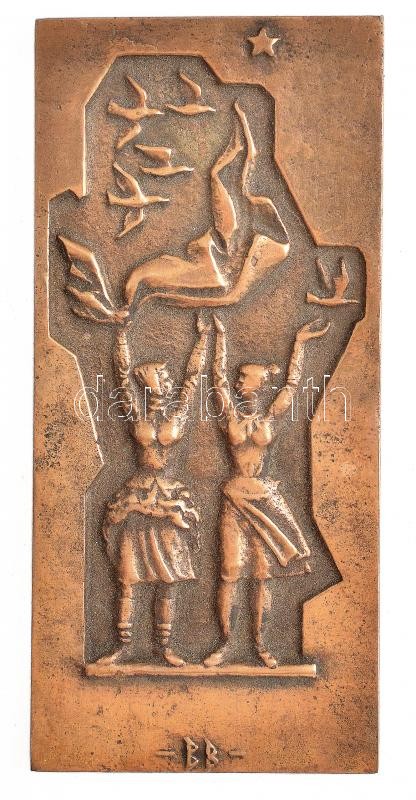 Búza Barna (1910-2010) ~1975. 'Béke - Barátság' egyoldalas Br plakett eredeti tokjában (135x62mm) T:2 a tok pár kisebb helyen sérült