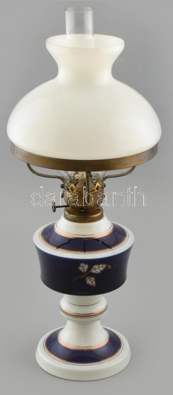 Wallendorf nagy méretű porcelán és üveg petróleum lámpa, Jelzett, kis csorbával a búrán, 50 cm