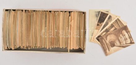 Kb. 810 db főleg RÉGI francia város képeslap dobozban / Cca. 810 pre-1960 French town-view postcards in a box