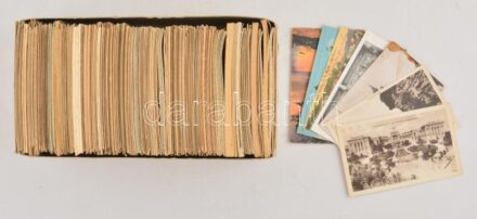 Kb. 720 db főleg RÉGI francia város képeslap dobozban / Cca. 720 pre-1960 French town-view postcards in a box