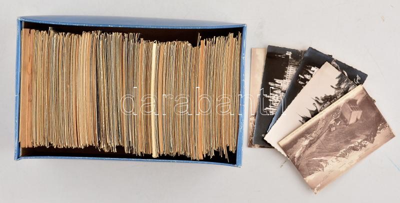 Kb. 700 db főleg RÉGI francia város képeslap dobozban / Cca. 700 pre-1960 French town-view postcards in a box