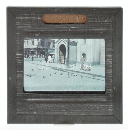 cca 1940 Bp., templombejárat, utcarészlet, 1 db Agfacolor színes diapozitív