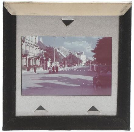 cca 1940 Utcarészlet régi épületekkel, 1 db Agfacolor színes diapozitív