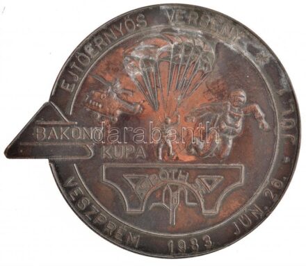 1983. 'Ejtőernyős verseny - Bakony kupa - Asbóth SE. - Veszprém 1983 jún. 26.- júl. 1.' egyoldalas fém emlékérem (103x120mm) T:2 patina, karc