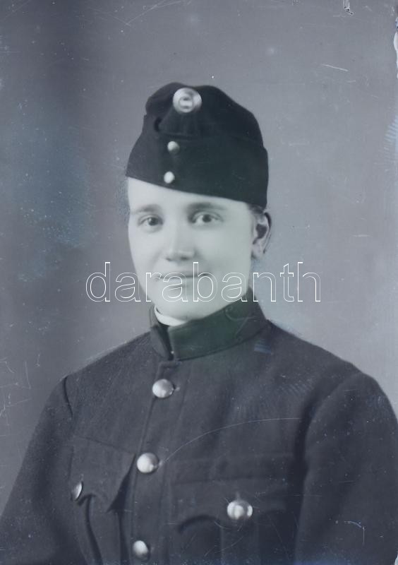 cca 1920-1940 Katonaportrék a Horthy-korszakból (közte színezettek, sérült is), 20 db negatív üveglemezen, 9x6 cm körül