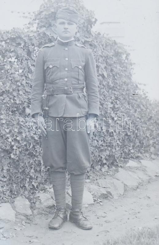 cca 1920-1940 Katonaportrék a Horthy-korszakból, 10 db negatív üveglemezen, 9x6 cm körül