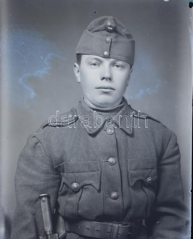 cca 1920-1940 Katonaportrék a Horthy-korszakból (bajonett, sípzsinór, stb.), 9 db negatív üveglemezen, 9x6 cm - Image 2