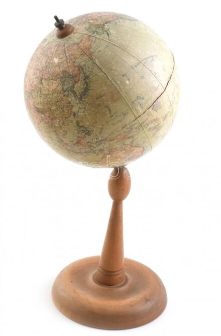 cca 1930 Magyar Földrajzi Intézet földgömb fa lábon, sérült, m: 39 cm