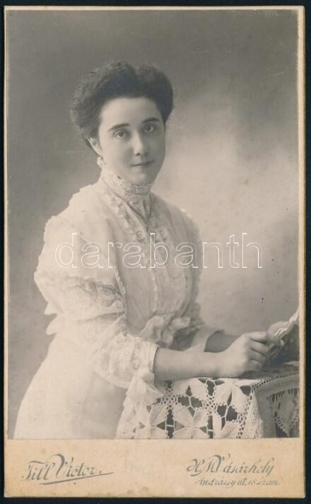 cca 1910 Női portré, keményhátú fotó Till Victor hódmezővásárhelyi műterméből, 10,5×6,5 cm
