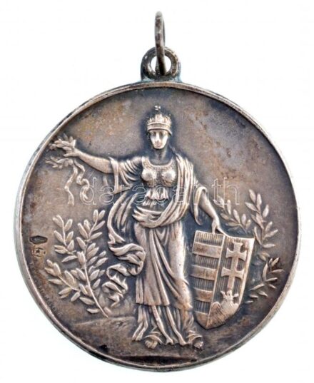 ~1900. 'Magyar Athletikai Szövetség Kerületi Bajnoksága' jelzett Ag díjérem szalag nélkül, hátlapon 'K10.000M bajnok 1932' gravírozással, 'L.E. és Arkanzas' gyártói jelekkel. Tervezte: Morelli Gusztáv (1848-1909) (17,02g/0.800/35mm)