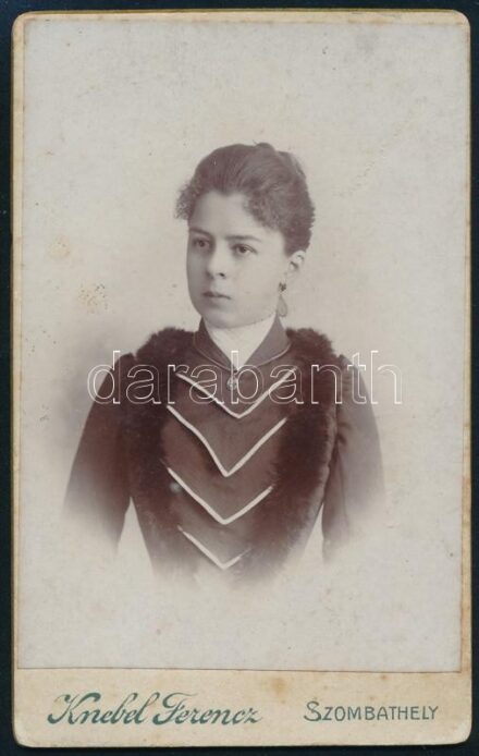 1901 Női portré, keményhátú fotó Knebel Ferenc szombathelyi műterméből, 10,5×6,5 cm
