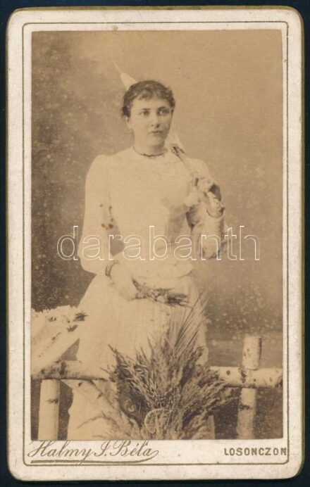cca 1890 Nő ernyővel, keményhátú fotó Halmy losonci műterméből, 10,5×6,5 cm