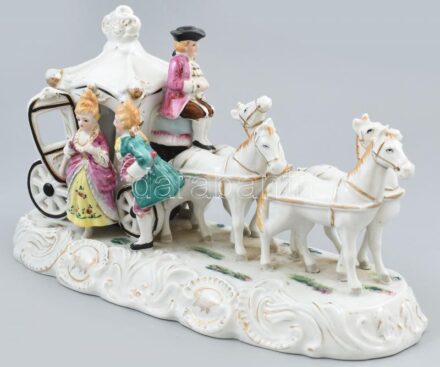 Porcelán hintó figurákkal, kézzel festett, jelzett, apró kopásokkal, jelzés nélkül 36x14 cm