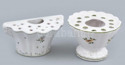Moustiers fali és asztali virágtartó, kerámia, kopott, jelzett, m: 10-11,5cm