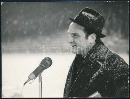 1971 Szepesi György (1922-2018) sportriporter focimeccset közvetít a csepeli pályáról (Csepel-MTK 1:1), fotó hátoldalon pecsételve, jó állapotban, 9×12 cm