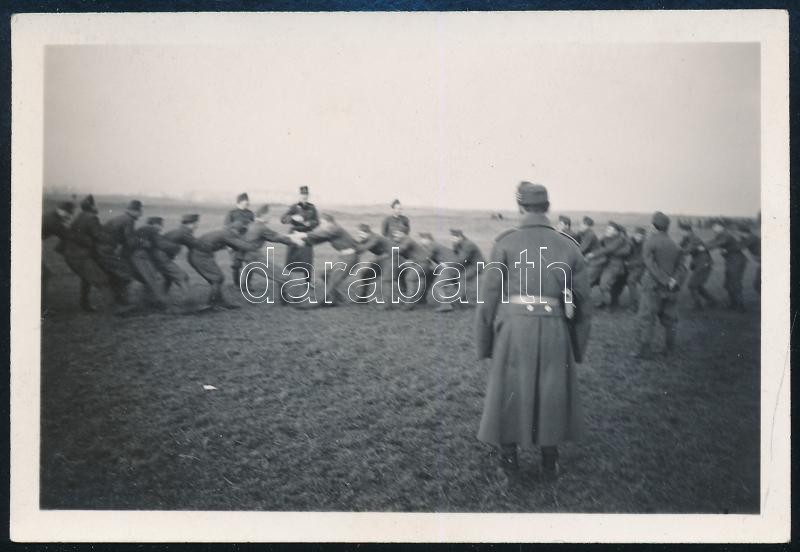 1938 Magyar katonák tréfás vetélkedése, fotó, szép állapotban, 6,5×9 cm