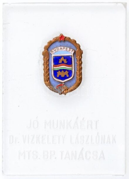 ~1980. 'Jó munkáért Dr. Vizkelety Lászlónak - MTS (Magyar Testnevelési és Sportszövetség) Bp. Tanácsa' egyoldalas, plexi üvegre applikált, zománcozott Br plakett, gravírozva (75x53mm) T:2- patina, karc, ph