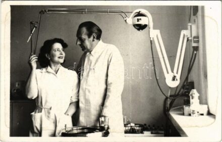Fogorvos és asszisztense a fogászati rendelőben / Dentist and his assitant. photo